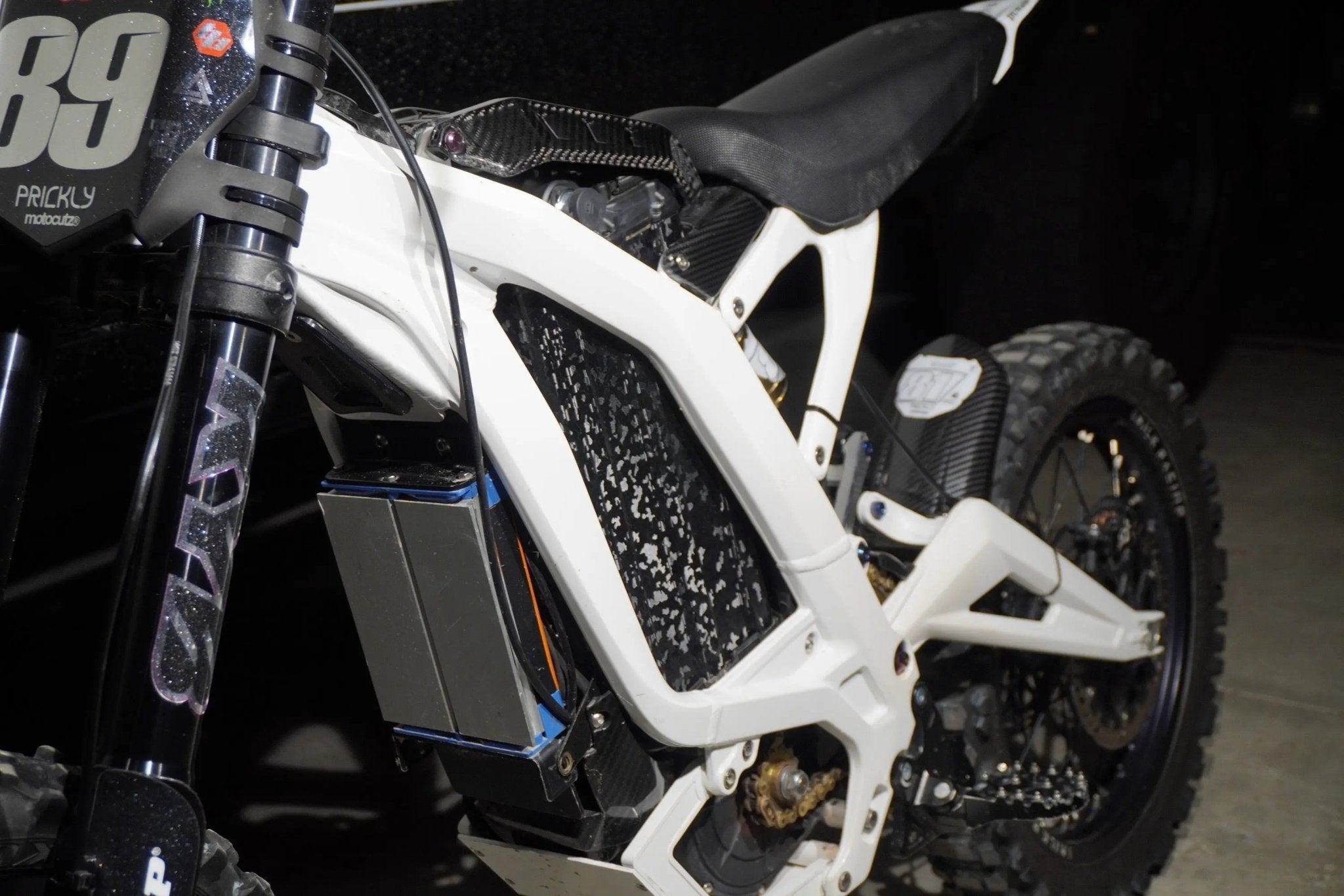 MXwraps ShadowSlate black camouflage vinyl wrap on e-bike battery, showcasing sleek camouflage design and durable material.