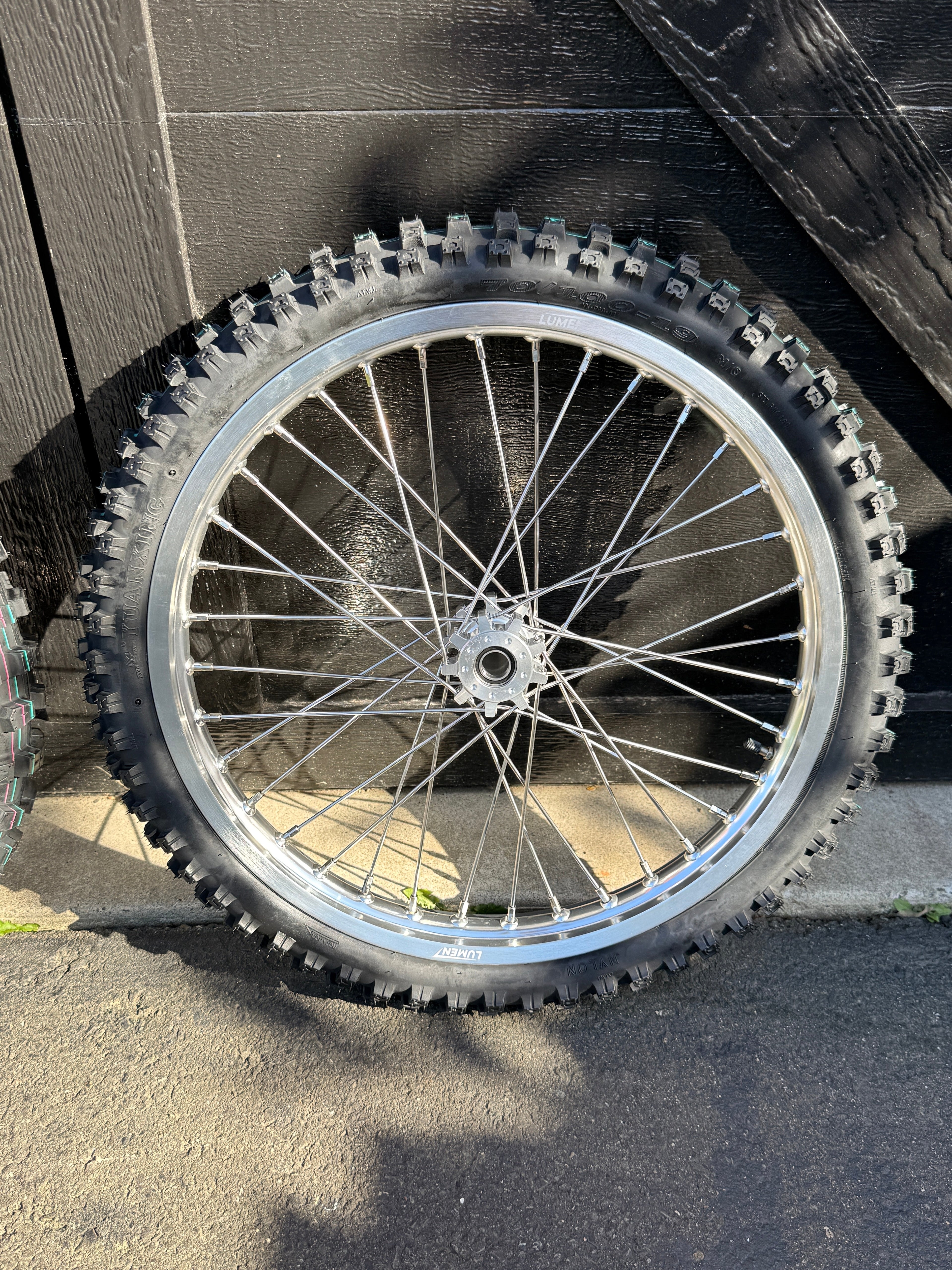 Lumen Racing 16/19 Light Bee/Eride Pro wheelset with preinstalled dirt tires, showcasing lightweight racing bike wheels.